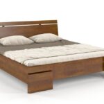 Drewniane łóżko. Tracja w kolorze orzech