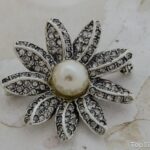 ANTYGONA - srebrna brosza z perłą i kryształami