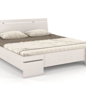 Drewniane łóżko. Tracja w kolorze białym