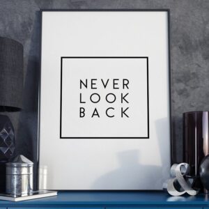 Never look back - plakat motywacyjny w ramie, wymiary - 40cm x 50cm, wersja - czarne napisy + białe tło, kolor ramki - czarny