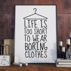 Life is too short to wear boring clothes - plakat typograficzny, wymiary - 70cm x 100cm, ramka - biała