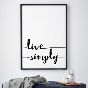 Live simply - plakat typograficzny w ramie, wymiary - 60cm x 90cm, wersja - czarne napisy + białe tło, kolor ramki - czarny