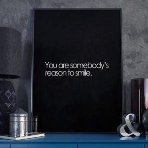You are somebody's reason to smile - plakat typograficzny, wymiary - 70cm x 100cm, ramka - biała