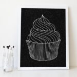 Muffin - designerski plakat w ramie, wymiary - 18cm x 24cm, wersja - na czarnym tle, kolor ramki - biały