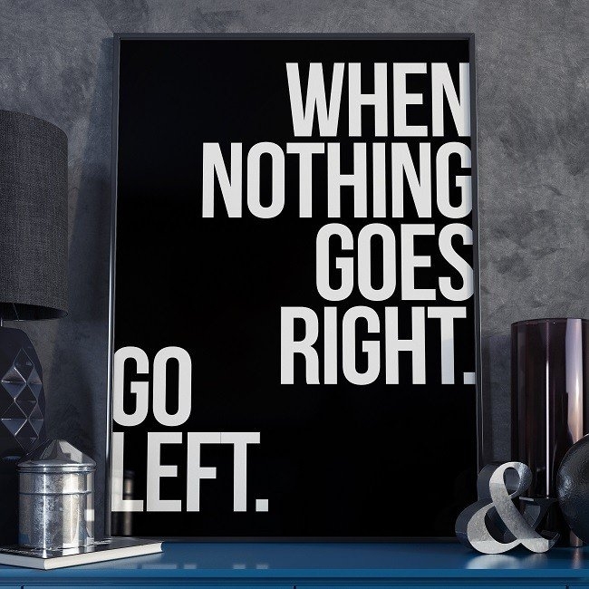 When nothing goes right. go left. – plakat w ramie, wymiary – 70cm x 100cm, wersja – czarne napisy + białe tło, kolor ramki – czarny