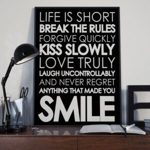 Life is short, smile - plakat typograficzny, wymiary - 40cm x 50cm, ramka - czarna
