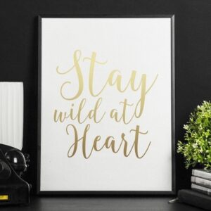 Stay wild at heart - plakat ze złotym nadrukiem, wymiary - 50cm x 70cm, kolor ramki - czarny, kolor nadruku - srebrny