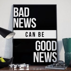 Bad news can be good news - plakat w ramie, wymiary - 20cm x 30cm, wersja - na czarnym tle, kolor ramki - czarny