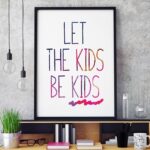 Let the kids be kids - plakat typograficzny w ramie, wymiary - 60cm x 90cm, kolor ramki - czarny