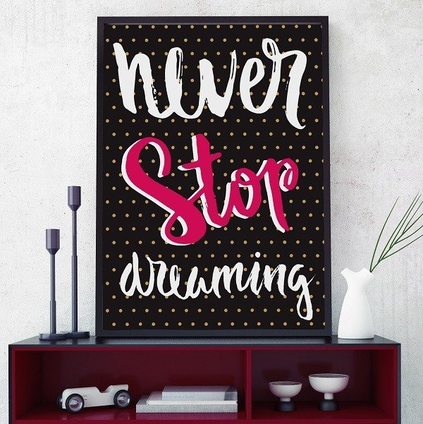 Never stop dreaming – plakat typograficzny, wymiary – 60cm x 90cm, kolor ramki – biały