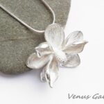 Wisiorek srebrny - Biała magnolia duża