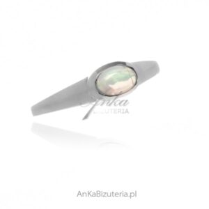 Srebrny pierścionek z naturalnym opalem, subtelny