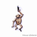 Wisiorek srebrny - Wesoła małpka brązowa