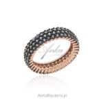 Srebrny pierścionek pozłacany różowym złotem z niebieskimi lazurowymi cyrkoniami