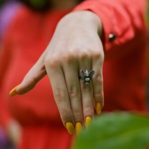 Pszczoła szara - pierścionek srebrny