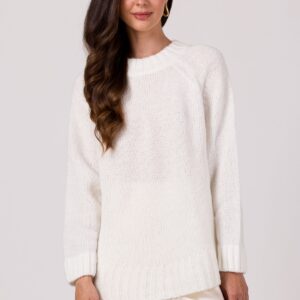 Sweter. Oversize z. Nietoperzowym. Rękawem - Biały