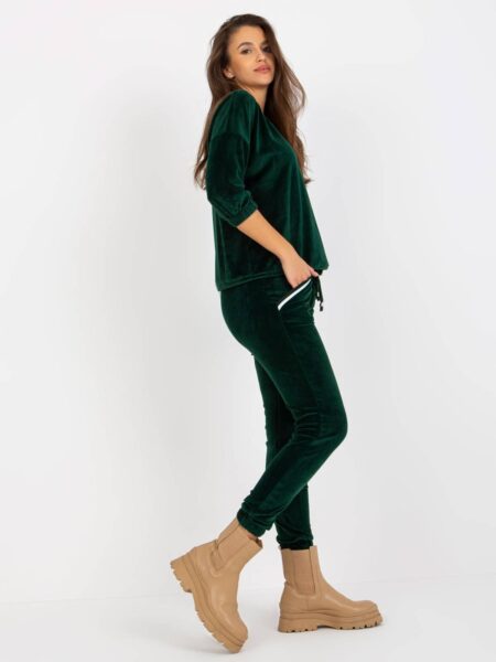 Komplet welurowy ciemny zielony casual bluza i spodnie dekolt w kształcie. V rękaw 3/4 nogawka ze ściągaczem długość długa