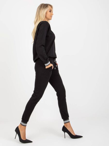 Komplet dresowy czarny casual bluza i spodnie dekolt okrągły rękaw długi nogawka ze ściągaczem długość długa