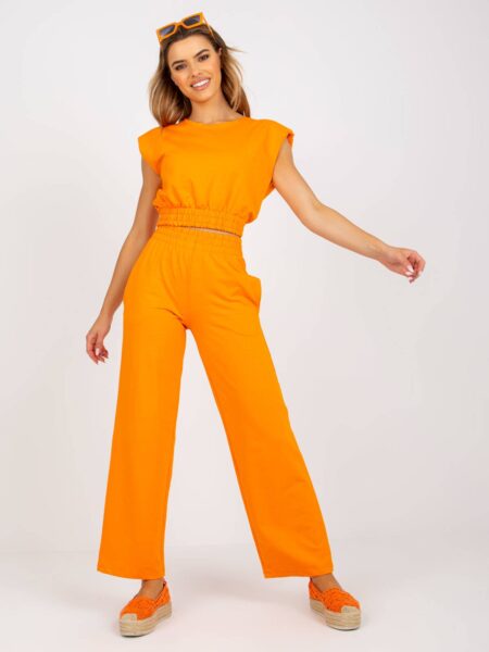 Komplet letni pomarańczowy casual bluzka i spodnie dekolt okrągły bez rękawów nogawka szeroka długość długa