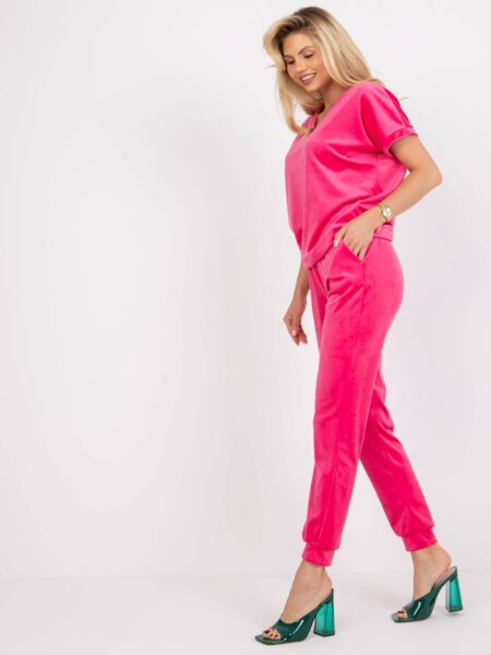 Komplet welurowy fluo różowy casual bluzka i spodnie dekolt w kształcie. V rękaw krótki nogawka ze ściągaczem długość długa