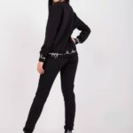 Komplet casualowy czarny casual sportowy bluza i spodnie dekolt stójka rękaw długi nogawka ze ściągaczem długość długa print (nadruk) zwężana