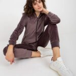 Komplet welurowy ciemny fioletowy casual bluza i spodnie kaptur rękaw długi nogawka ze ściągaczem długość długa kieszenie