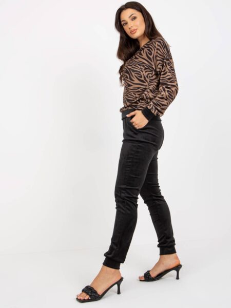 Komplet welurowy ciemny bezowy casual bluza i spodnie dekolt w kształcie. V rękaw długi nogawka ze ściągaczem długość długa