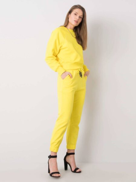 Komplet dresowy żółty casual bluza i spodnie dekolt okrągły rękaw długi nogawka ze ściągaczem długość długa