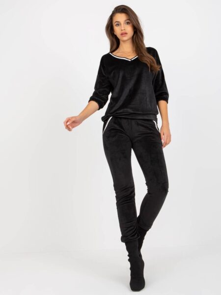 Komplet welurowy czarny casual bluza i spodnie dekolt w kształcie. V rękaw 3/4 nogawka ze ściągaczem długość długa