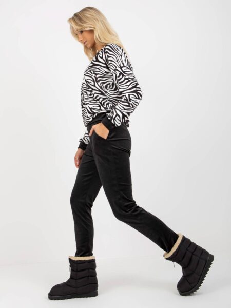 Komplet welurowy czarno-biały casual bluza i spodnie dekolt w kształcie. V rękaw długi nogawka ze ściągaczem długość długa