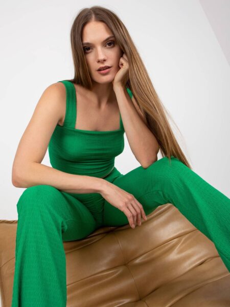Komplet letni zielony casual top i spodnie dekolt prostokątny na ramiączkach nogawka szeroka długość długa