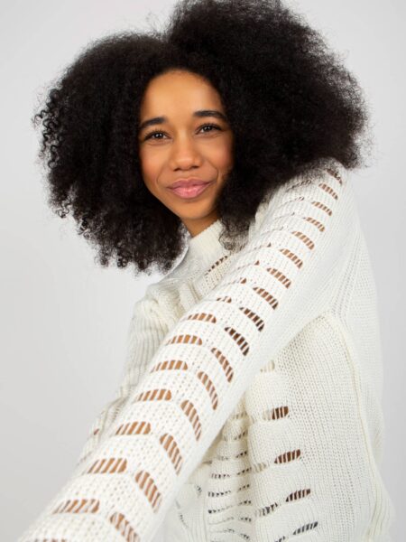 Sweter oversize ecru casual ażurowy dekolt okrągły rękaw długi długość długa