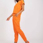 Komplet welurowy pomarańczowy casual bluzka i spodnie dekolt w kształcie. V rękaw krótki nogawka ze ściągaczem długość długa