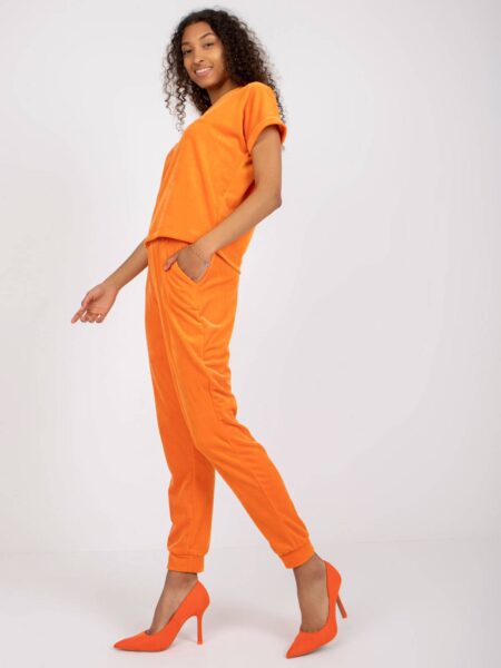 Komplet welurowy pomarańczowy casual bluzka i spodnie dekolt w kształcie. V rękaw krótki nogawka ze ściągaczem długość długa