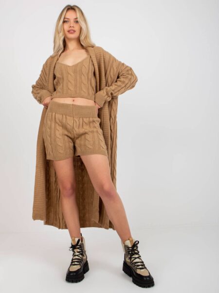 Komplet casualowy camelowy casual sweter i top szorty dekolt w kształcie. V rękaw długi na ramiączkach nogawka zwężana długość krótka długa