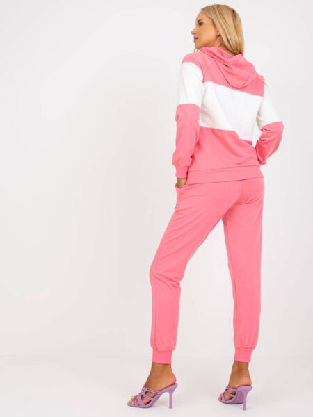 Komplet dresowy różowy casual bluza i spodnie kaptur rękaw długi nogawka ze ściągaczem długość długa naszywki