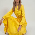Długa żółta sukienka z falbanką