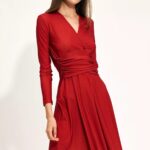 Czerwona sukienka z kopertowym dekoltem
